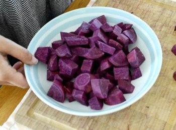 step1: 將紫蕃薯去皮、切薄片，然後用大火蒸15-20分鐘