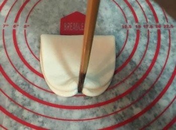 step16: 利用筷子從邊緣的中間將麵糰略為往內推；