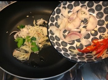 step4: 大火下有炒香1-蒜蓉、2-檸檬葉、3-乾蔥(一半)