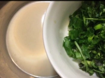 step6: 用另一器皿放入<span class="group_2">調味料</span>分段加水攪勻至冇粉粒後，再加入芫茜蔥拌勻