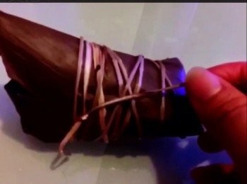 step5: 用綿繩綁緊。放在一大而深的鍋中。注入滾水，蓋過糭子，用大中火煮約 3小時，即成。