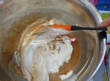 step5: 將麵粉糊攪入蛋黃糊後, 再將蛋白分3次加入麵粉蛋黃糊(用切入法)