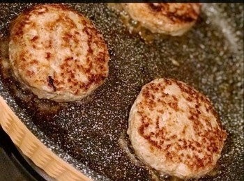 step1: 用鹽1/2 tsp, 麻油1tsp, 白胡椒粉&黑胡椒碎&蒜粉適量，清酒1tsp, 粟粉1tsp, 將牛肉先醃5-10分鐘，將已壓碎的豆腐和洋蔥粒，加入牛肉中再撈勻，將牛肉團分成6分， 用手搓成球狀， 每個在手中來回撻40-50下，再壓扁。落油熱煎pan, 用中小火煎到每邊熟透便可。煎時用鑊鏟壓下， 令其更扎實。