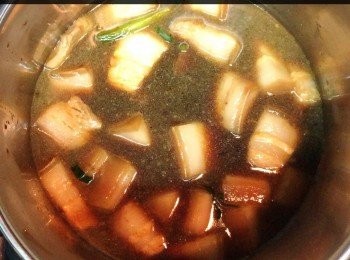 step4: 將豬肉連所有調味倒進壓力煲內，加水。