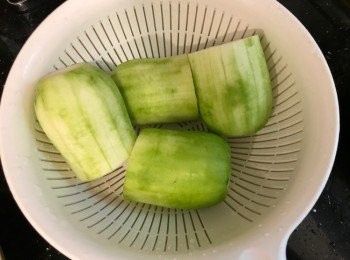 step3: 節瓜刨去皮，洗浄切開兩件
花生、眉豆、蜜棗洗淨