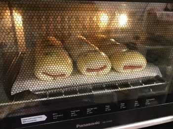 step8: 放入焗爐，170度15分鐘，焗好後將麵包移到架上放涼