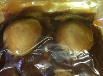 step3: 2. 原袋真空鮑魚放入一鍋清水，水要蓋過，水滾後慢火煮10分鐘，熄火，不要打開鍋蓋焗1小時，盛起。