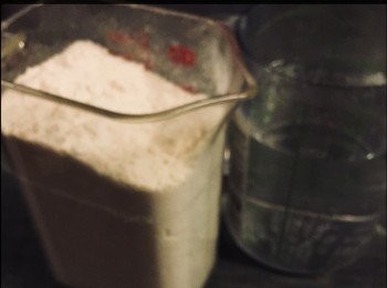 step1: 低筋面粉 250g。
水3/4杯。