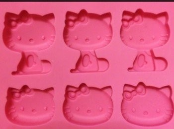 step2: 預備Hello Kitty矽膠模，用滾水沖洗乾淨。待用
