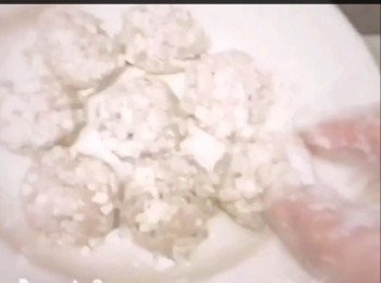 step2: 雪櫃取出，用匙將鯪魚膠逐一搓成球狀。