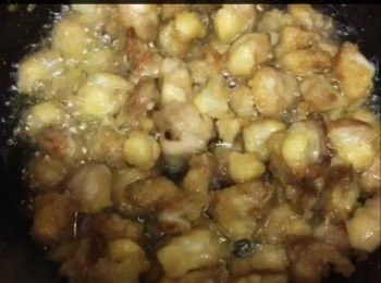 step3: 鑊內倒下適量油熱滾後，倒下雞軟骨炸至金黃色便可。