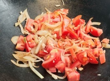 step4: 加入蒜蓉和蕃茄, 中慢火炒至蕃茄淋身
(蕃茄會出水, 所以唔需要加水煮)

加糖加鹽