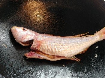 step2: 洗淨條魚之後用廚房紙印乾條魚。想好味d就兩邊搽少少粗鹽 (如果主要比小朋友食就唔需要), 亦可以輕輕搽少少生粉係魚身

燒紅鑊, 落油, 放魚

煎紅衫魚, 記得煎完一邊先煎另一邊。反來反去會整爛條魚的。