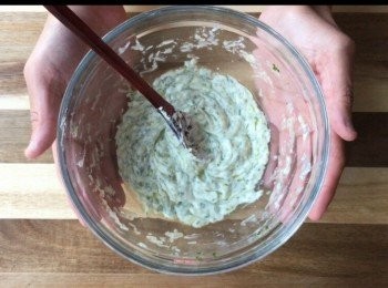 step1: 先預熱焗爐至400F/ 204C。碗裡加入<span class="group_2">調味料</span>攪均勻備用。