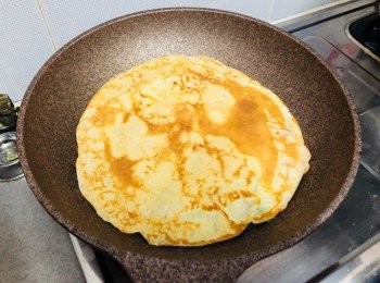 step7: 當<span class="group_1">班戟</span>煎至微啡色，即可翻轉。當另一邊亦煎至微啡色時，就可上碟。