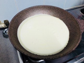 step5: 倒入粉漿，中火煎。注意，粉漿要薄薄的鋪滿整隻鑊。
