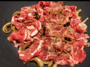 step5: 放豚肉於洋蔥汁上， 並灑上少量現磨黑胡椒。