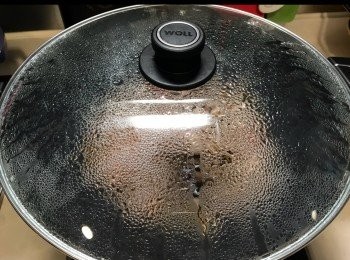 step6: 蓋上蓋煮1分鐘或至剛全熟， 等同慢煮， 肉不會柴，較軟滑。