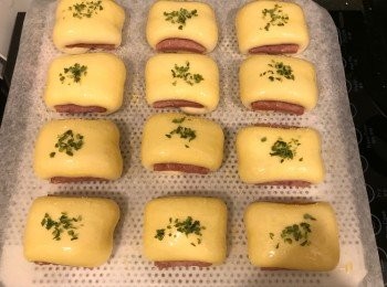 step7: 第二次發酵完成前10分鐘取出焗盤，170度預熱焗爐，在麵團上掃上蛋液，灑上芝士粉及紫菜碎