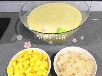 step2: 做好糖水
切一個芒果同花奶打汁，之後放入椰漿糊拌勻，另一個芒果切粒，拆柚子肉