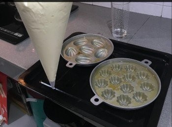 step6: 預熱好模具，唧入面糊