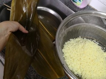 step1: 先將葉(用滾水淥及泡軟）及糯米（泡3小時後）加入鹼水及生油別浸泡好備用