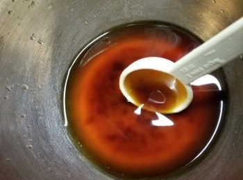 step6: 將所有<span class="group_3">汁料:</span>食用凍開水60g,素蠔油2湯匙,砂糖1茶匙,麻油1茶匙拌勻