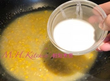 step8: 轉大火，粟粉用水拌成粟粉水，
慢慢加入粟米蓉內並快速拌勻
至個人喜好的杰度