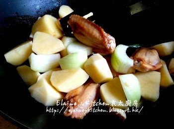 step5: 再加入洋蔥 , 薯仔拌勻炒數分鐘