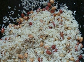 step2: 糯米洗好，泡在水裡半小時。包的時候把水瀝幹，放點花生油和鹽。（花生米可下也可不下）