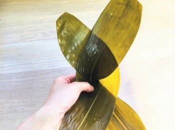 step5: 向下屈做成錐形，用手托好底部。