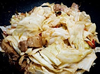 step11: 視覺上感覺高麗菜有縮水的樣子就可以打開鍋蓋了，再與鍋中醬料及其他材料一起拌炒均勻。