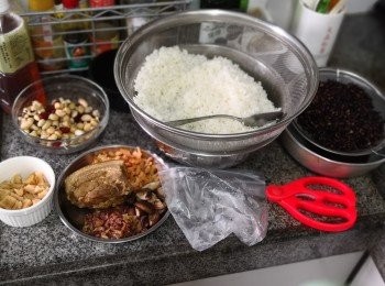 step1: 先將所有材料浸泡透撈油備用（糯米用水浸泡3小時以上，紫糯米則要泡過夜）饀料切粒（泡冬菇水及瑤柱水留用）