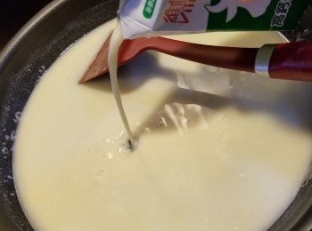 step8: 加入250ml牛奶後便可以轉回中火煮滾