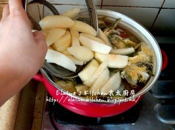 step7: 用中火煲滾後加入貢梨肉拌勻 , 用中火煲15分鐘後蓋上蓋轉慢火煲1 1/2小時