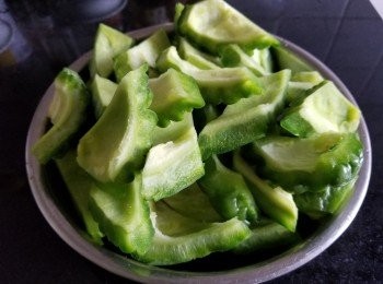 step1: 涼瓜，清洗去籽後切件