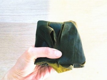step12: 將糉葉平面摺疊，包裹材料，再將兩邊糉葉平面摺疊。