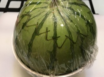 step3: 把迷你西瓜三份一嘅部份，用刀解開頂部。