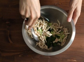 step4: 再來將<a href="https://bit.ly/3EZL8dD" target="_blank" data-keyword="雞胸" class="guide-link"><strong>雞胸</strong></a> <span style="display:inline-block;vertical-align:middle;margin-top:-3px;color:initial;border-radius:3px;padding:2px 3px;font-size:12px;line-height:14px;background:#87d300;color:#fff;">即買</span> 肉、小黃瓜與調味料混合均勻。