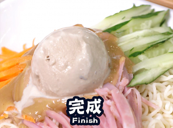 step3: 即食麵撈起稍稍瀝乾，放入盤子里，加入青瓜絲，紅蘿蔔絲，火腿絲，再淋上<span class="group_2">醬汁</span>，最後加上花生蛋糕。