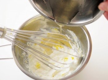 step2: 將磨碎的檸檬皮加入法國白起司中，用打蛋器混拌，加入隔水加熱至融化的(A)後再混拌。