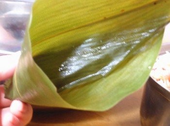 step5: 開始包了，把粽葉做成錐形，放點糯米、香菇，豬肉，蛋黃，蝦仁，表面再放糯米至滿即可。