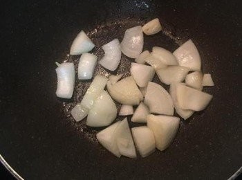 step3: 熱鍋下少許橄欖油炒香洋蔥；