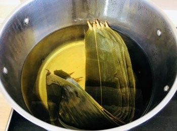 step3: 煲滾水，加入糉葉，小火煮10分鐘，盛起，跟海草一起浸暖水。