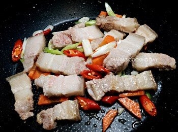 step7: 再加入辣椒段一起拌炒。