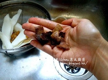 step2: 期間將生晒准山及圓肉用水沖一沖洗及瀝乾 , 果皮刮去囊撕成細片備用