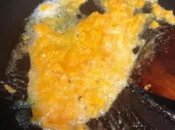 step5: 南瓜回鑊，用中至慢火炒至蛋黃完全包裹南瓜即成。