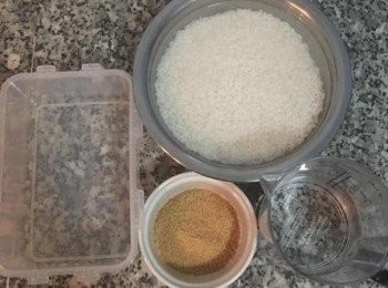 step1: 糯米洗淨，用淹過糯米的水浸泡2小時以上；水、糖與油都事先秤好；便當盒用餐巾紙抹上少許油備用。