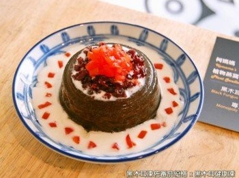 step4: 隨後在黑木耳健康凍的四周淋上優格，並擺放些許番茄丁來點綴。