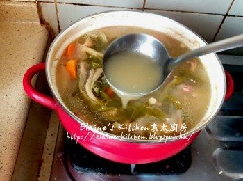 step8: 最後加入鹽拌勻 , 轉用中火再煲滾 , 熄火焗30分鐘即可